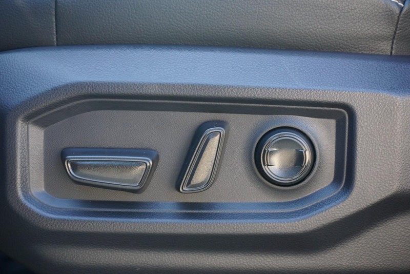 Toyota Tundra 4WD Vehicle Full-screen Gallery Image 30