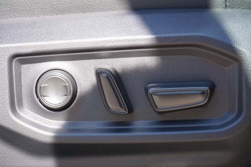 Toyota Tundra 4WD Vehicle Full-screen Gallery Image 37