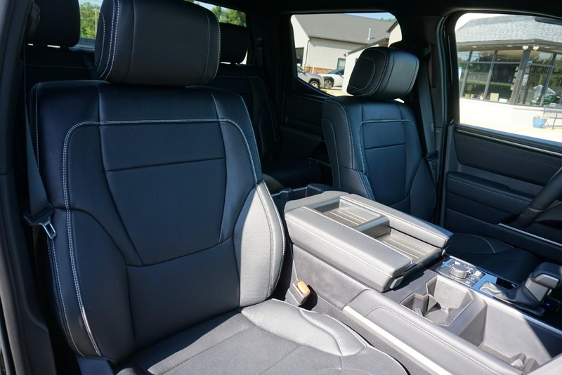 Toyota Tundra 4WD Vehicle Full-screen Gallery Image 38