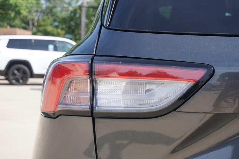 Ford Escape Vehicle Full-screen Gallery Image 16