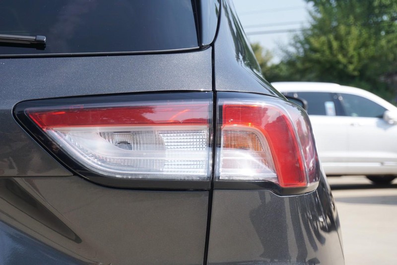 Ford Escape Vehicle Full-screen Gallery Image 17