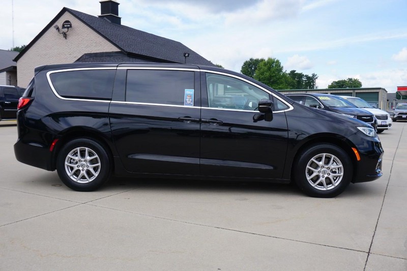 Chrysler Pacifica Vehicle Full-screen Gallery Image 02