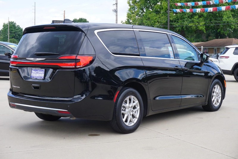 Chrysler Pacifica Vehicle Full-screen Gallery Image 03