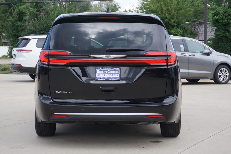 Chrysler Pacifica Vehicle Full-screen Gallery Image 04