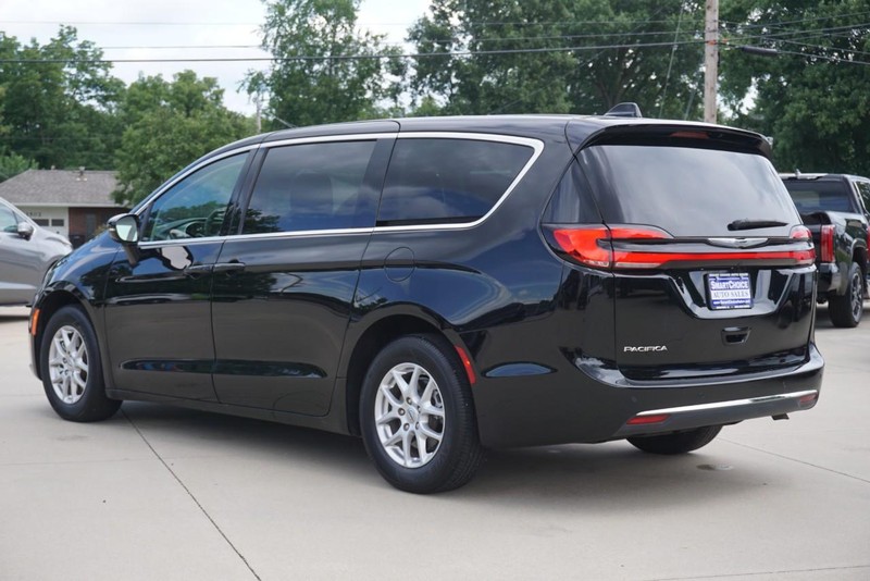 Chrysler Pacifica Vehicle Full-screen Gallery Image 05