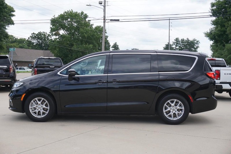 Chrysler Pacifica Vehicle Full-screen Gallery Image 06