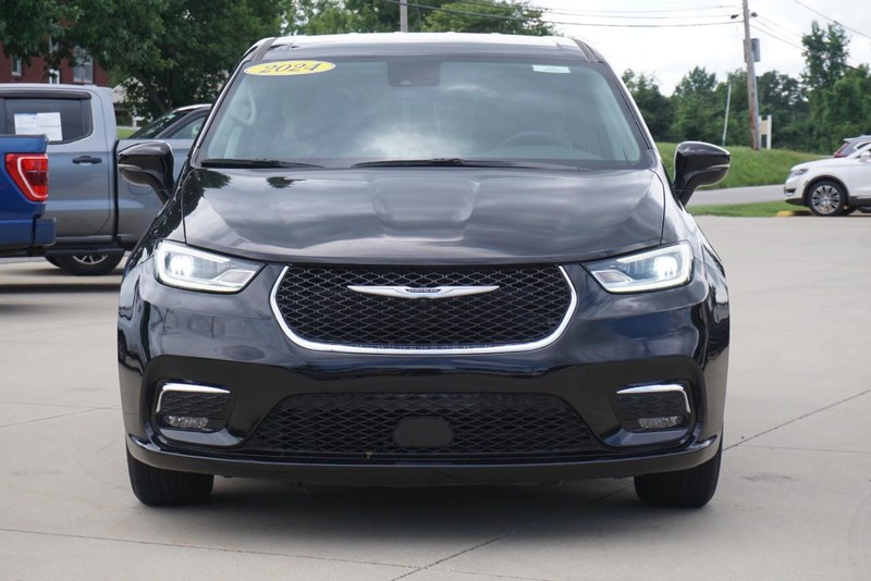 Chrysler Pacifica Vehicle Full-screen Gallery Image 08