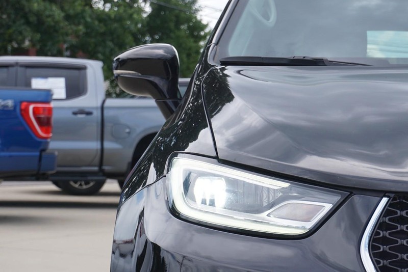 Chrysler Pacifica Vehicle Full-screen Gallery Image 09