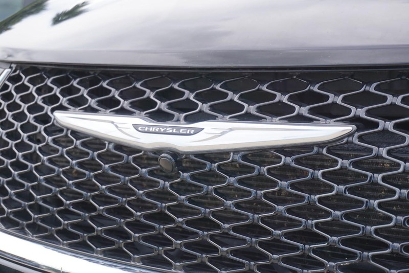 Chrysler Pacifica Vehicle Full-screen Gallery Image 11