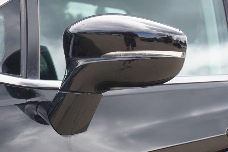 Chrysler Pacifica Vehicle Full-screen Gallery Image 12