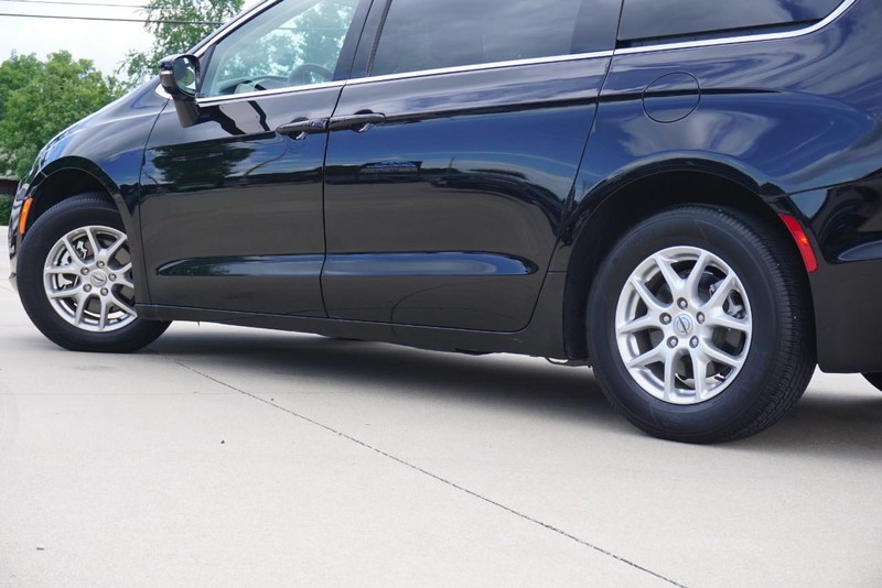 Chrysler Pacifica Vehicle Full-screen Gallery Image 13