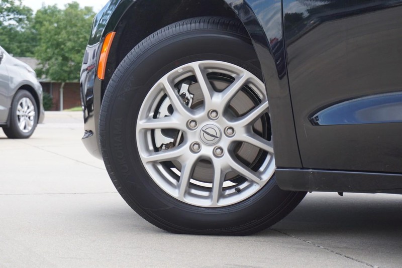 Chrysler Pacifica Vehicle Full-screen Gallery Image 14