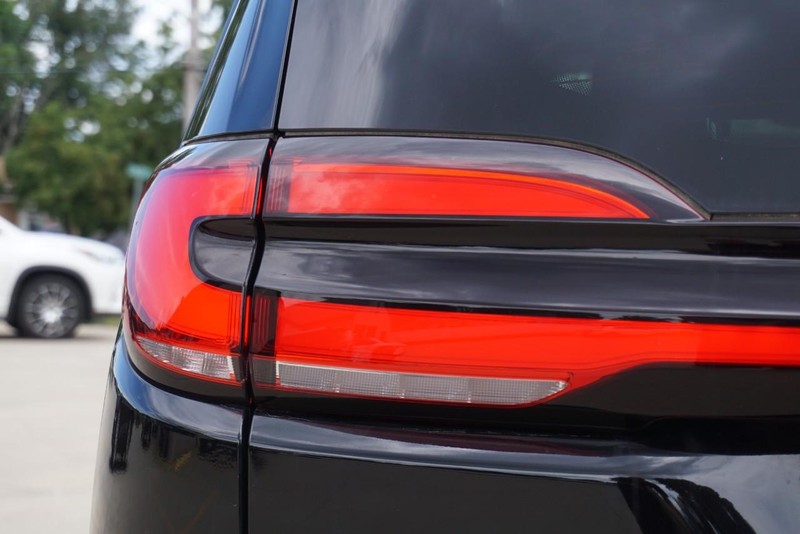 Chrysler Pacifica Vehicle Full-screen Gallery Image 16
