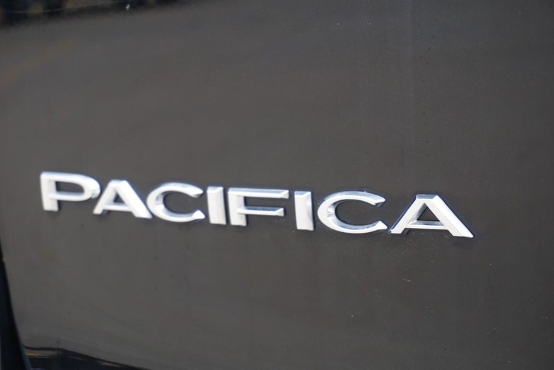 Chrysler Pacifica Vehicle Full-screen Gallery Image 18