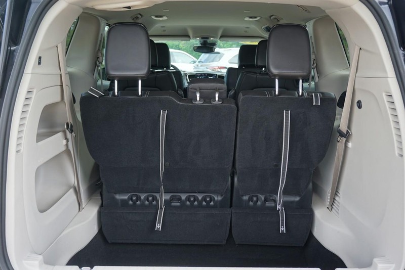 Chrysler Pacifica Vehicle Full-screen Gallery Image 19