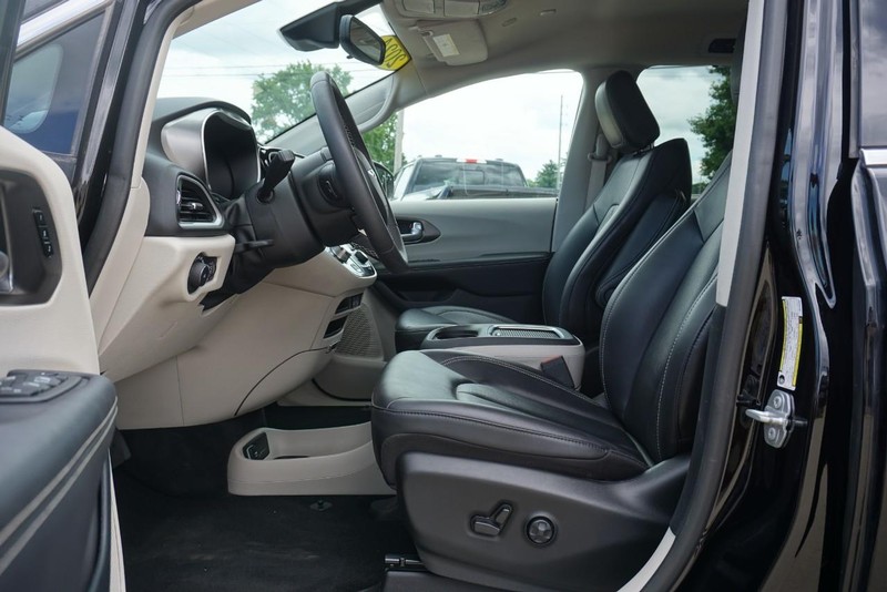 Chrysler Pacifica Vehicle Full-screen Gallery Image 21