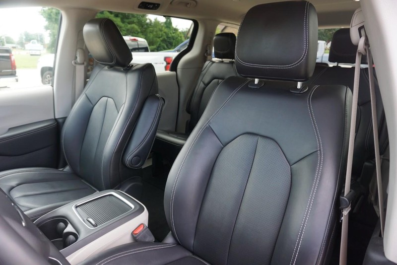 Chrysler Pacifica Vehicle Full-screen Gallery Image 23