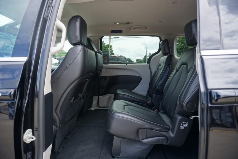 Chrysler Pacifica Vehicle Full-screen Gallery Image 24