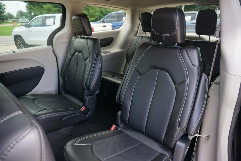 Chrysler Pacifica Vehicle Full-screen Gallery Image 25