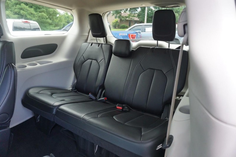 Chrysler Pacifica Vehicle Full-screen Gallery Image 26
