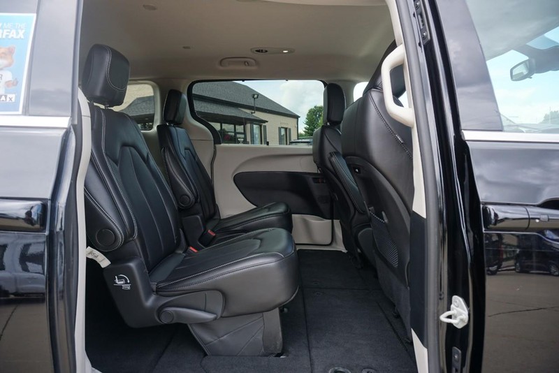 Chrysler Pacifica Vehicle Full-screen Gallery Image 27