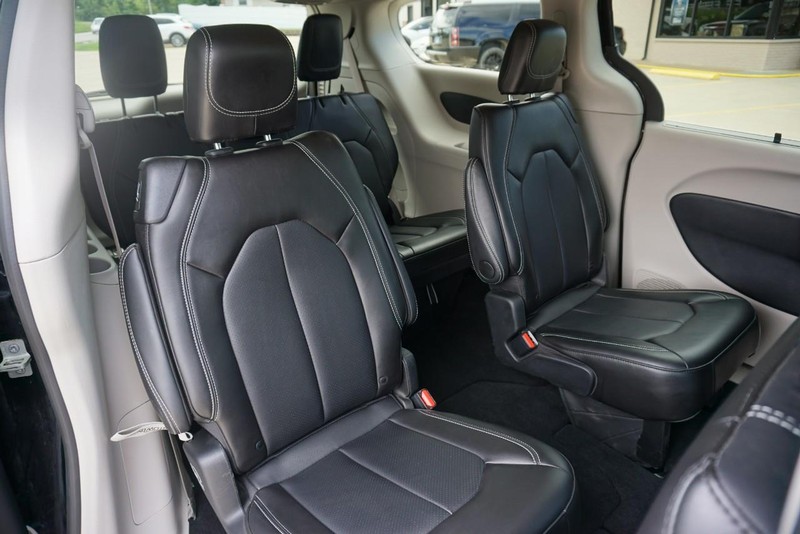Chrysler Pacifica Vehicle Full-screen Gallery Image 28