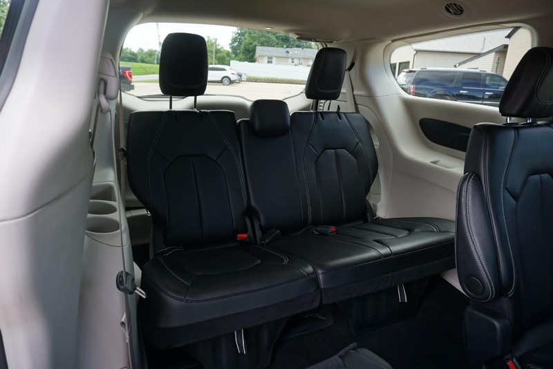 Chrysler Pacifica Vehicle Full-screen Gallery Image 29