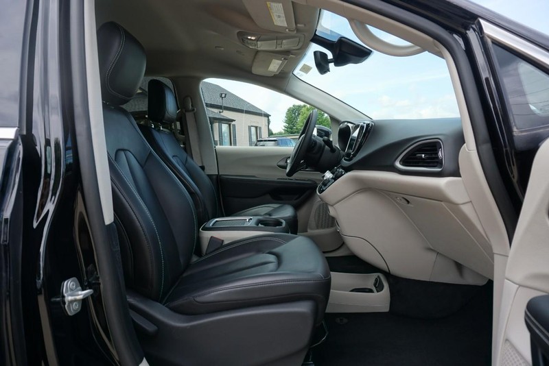 Chrysler Pacifica Vehicle Full-screen Gallery Image 30