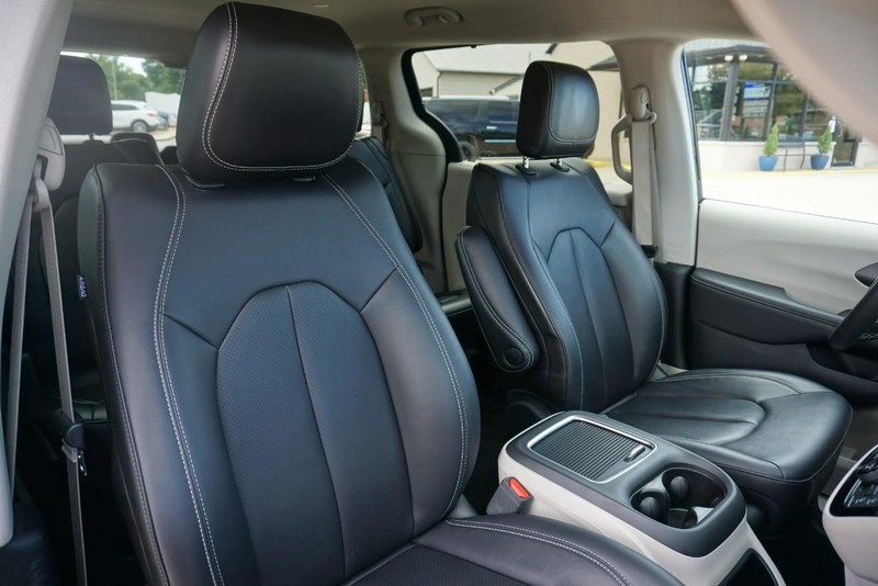Chrysler Pacifica Vehicle Full-screen Gallery Image 31