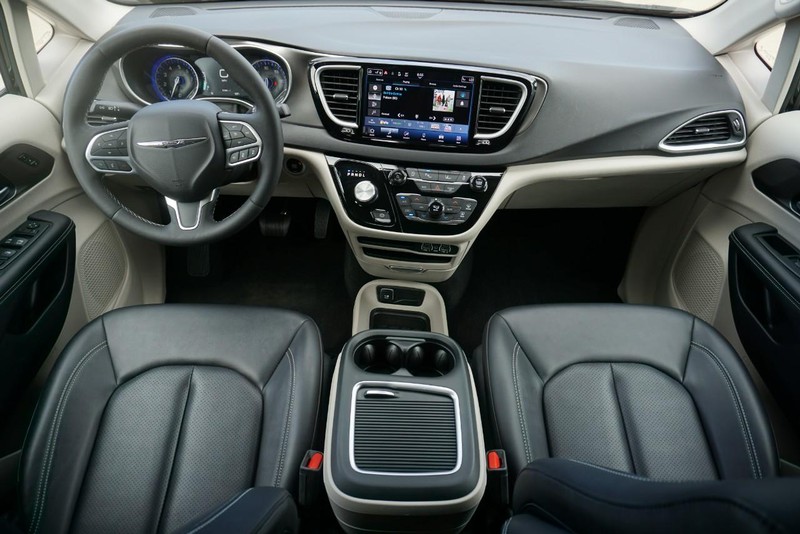 Chrysler Pacifica Vehicle Full-screen Gallery Image 32