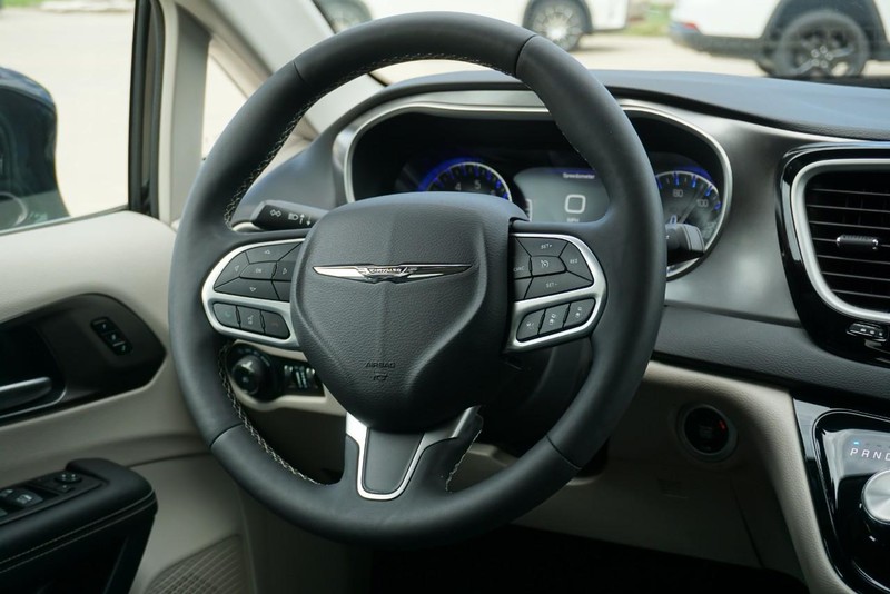 Chrysler Pacifica Vehicle Full-screen Gallery Image 33