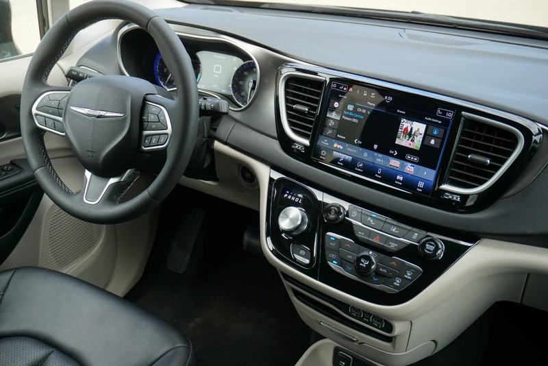 Chrysler Pacifica Vehicle Full-screen Gallery Image 35