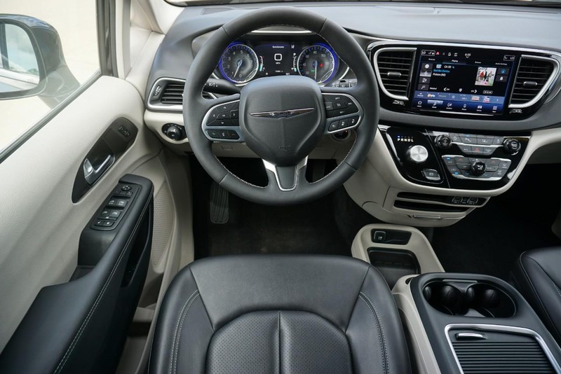 Chrysler Pacifica Vehicle Full-screen Gallery Image 36