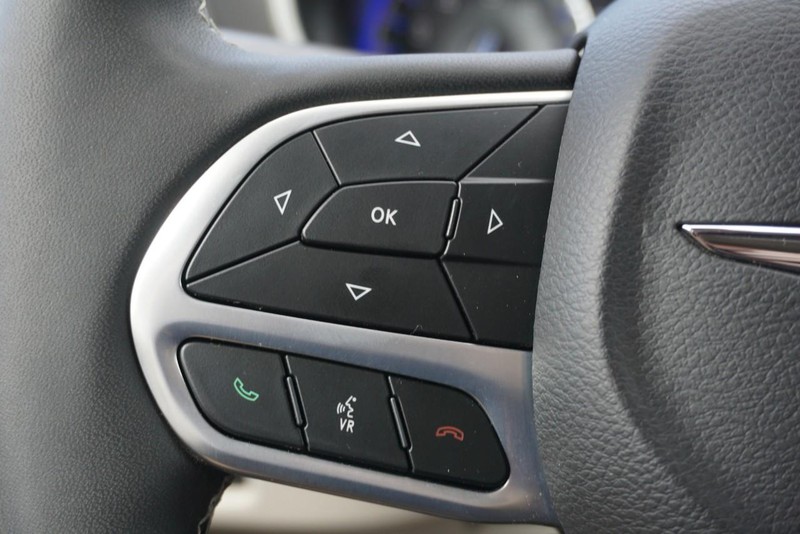 Chrysler Pacifica Vehicle Full-screen Gallery Image 39
