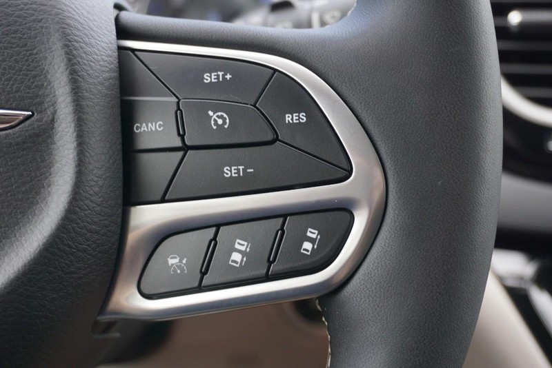 Chrysler Pacifica Vehicle Full-screen Gallery Image 40