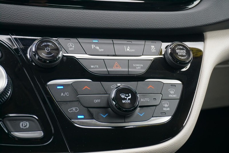 Chrysler Pacifica Vehicle Full-screen Gallery Image 45
