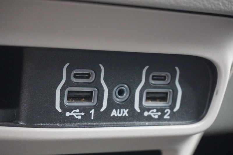 Chrysler Pacifica Vehicle Full-screen Gallery Image 47