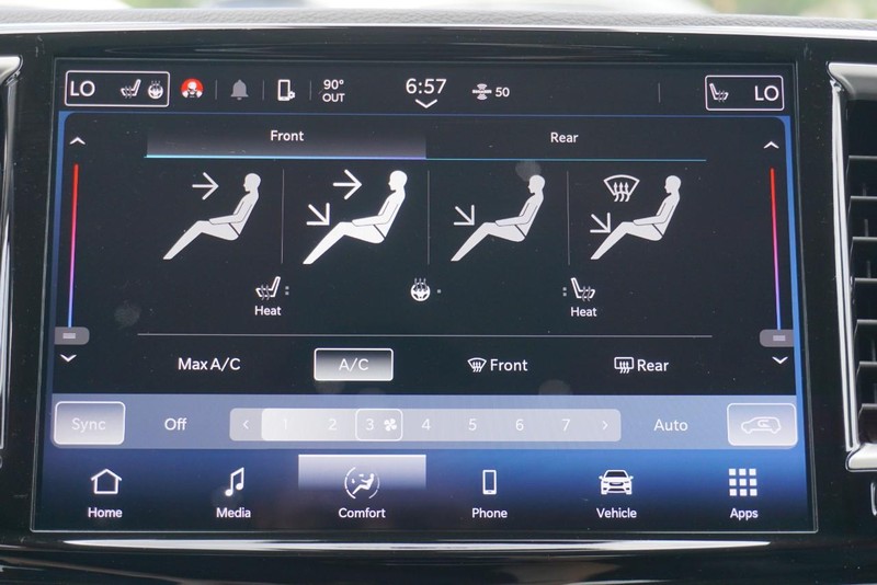 Chrysler Pacifica Vehicle Full-screen Gallery Image 52