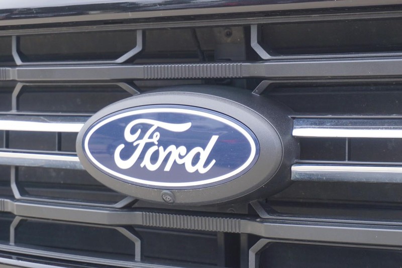Ford F-150 Vehicle Full-screen Gallery Image 11