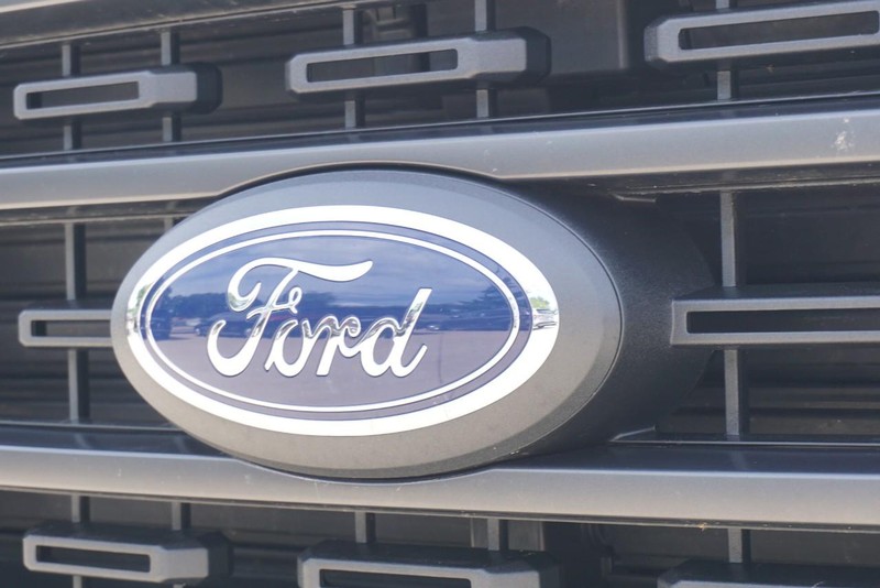 Ford F-150 Vehicle Full-screen Gallery Image 11