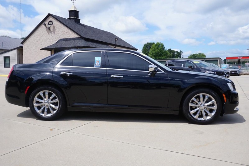 Chrysler 300 Vehicle Full-screen Gallery Image 02