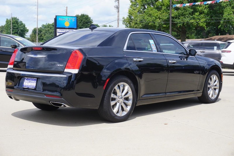 Chrysler 300 Vehicle Full-screen Gallery Image 03