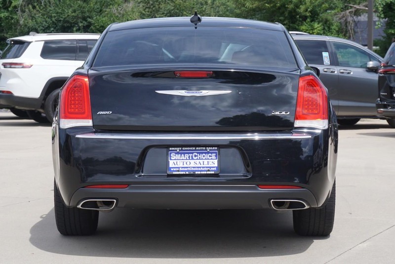 Chrysler 300 Vehicle Full-screen Gallery Image 04