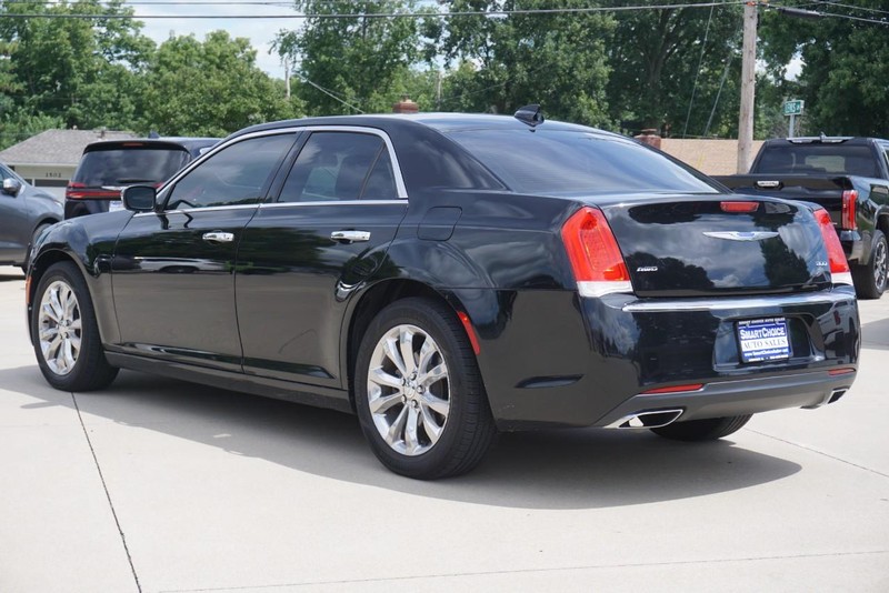 Chrysler 300 Vehicle Full-screen Gallery Image 05