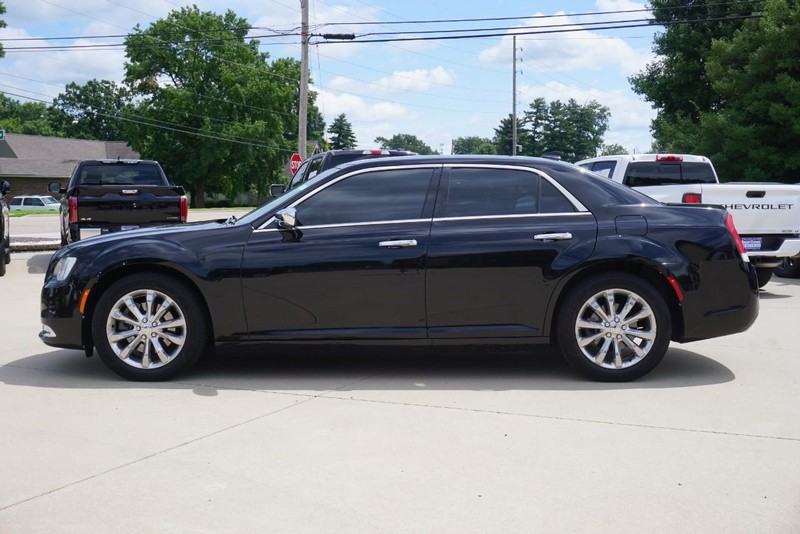 Chrysler 300 Vehicle Full-screen Gallery Image 06