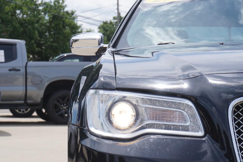 Chrysler 300 Vehicle Full-screen Gallery Image 09