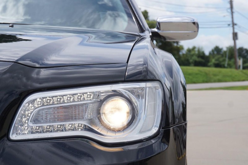 Chrysler 300 Vehicle Full-screen Gallery Image 10