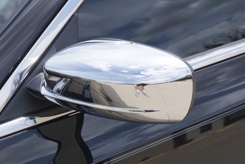 Chrysler 300 Vehicle Full-screen Gallery Image 11