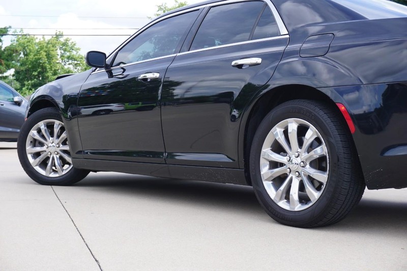 Chrysler 300 Vehicle Full-screen Gallery Image 12
