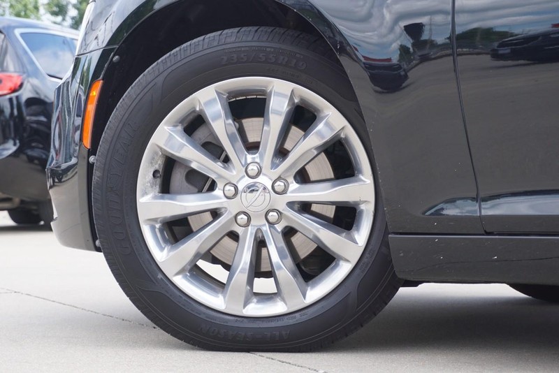 Chrysler 300 Vehicle Full-screen Gallery Image 13